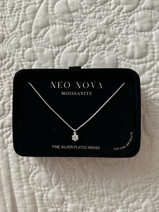 Jewelry - Silver necklace with diamond